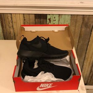 Nike Roshe Brand new! Black